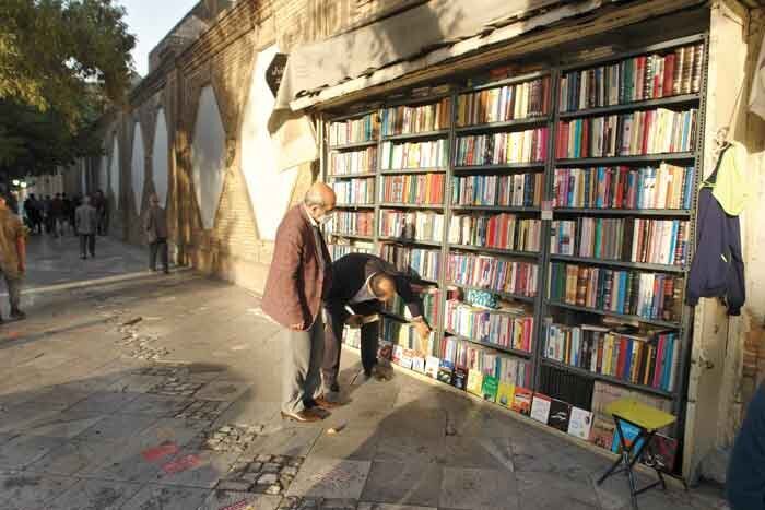 قورخانه؛ کتابفروشی دیواری در تهران