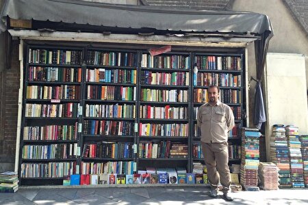 قورخانه؛ کتاب‌ فروشی دیواری در تهران