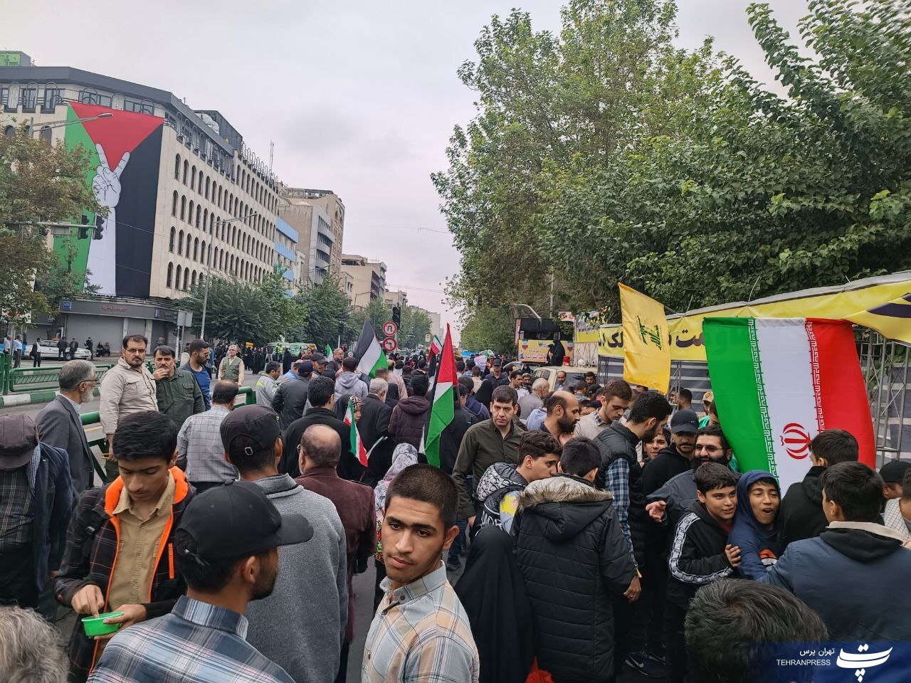 راهپیمایی مردم تهران برای حمایت از مردم مظلوم فلسطین و محکومیت جنایت صهیونیست‌ها آغاز شد