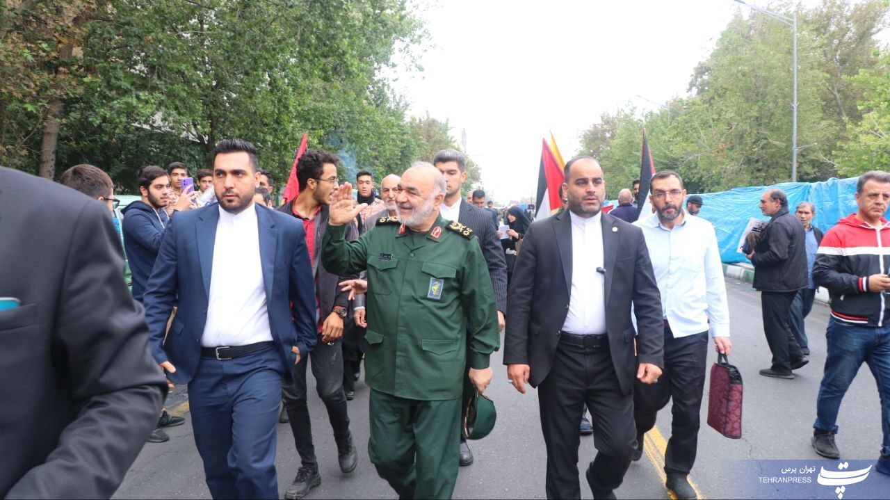 راهپیمایی مردم تهران برای حمایت از مردم مظلوم فلسطین و محکومیت جنایت صهیونیست‌ها آغاز شد