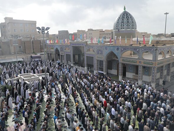 عکس| اقامه نماز عید فطر با حضور پرشور مردم تهران در امامزاده حسن(ع)