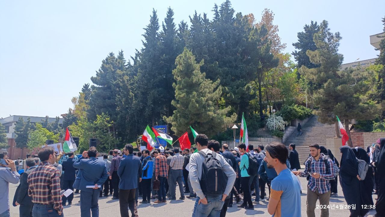 تجمع اساتید و دانشجویان دانشگاه شهید بهشتی در حمایت از اساتید و دانشجویان آمریکایی