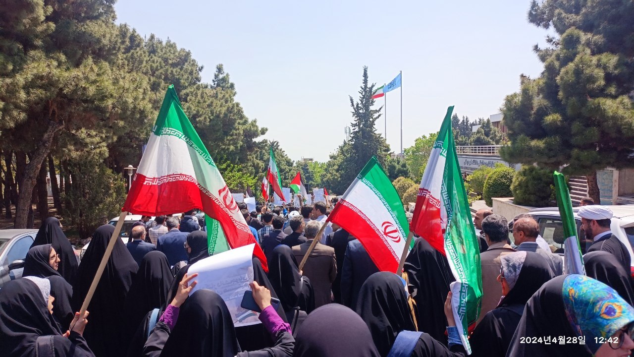 تجمع اساتید و دانشجویان دانشگاه شهید بهشتی در حمایت از اساتید و دانشجویان آمریکایی
