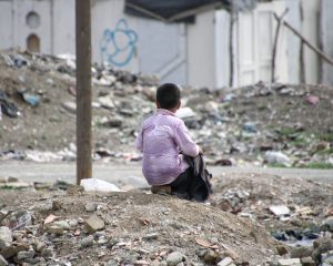 به گفته رئیس کمیسیون حقوق کودکان وزارت دادگستری؛ بیش از ۴۷۰۰ کودک ، تنها در تهران مشغول به زباله گردی هستند ،که ۹۷ درصد از این کودکان را اتباع غیر قانونی تشکیل می دهند 