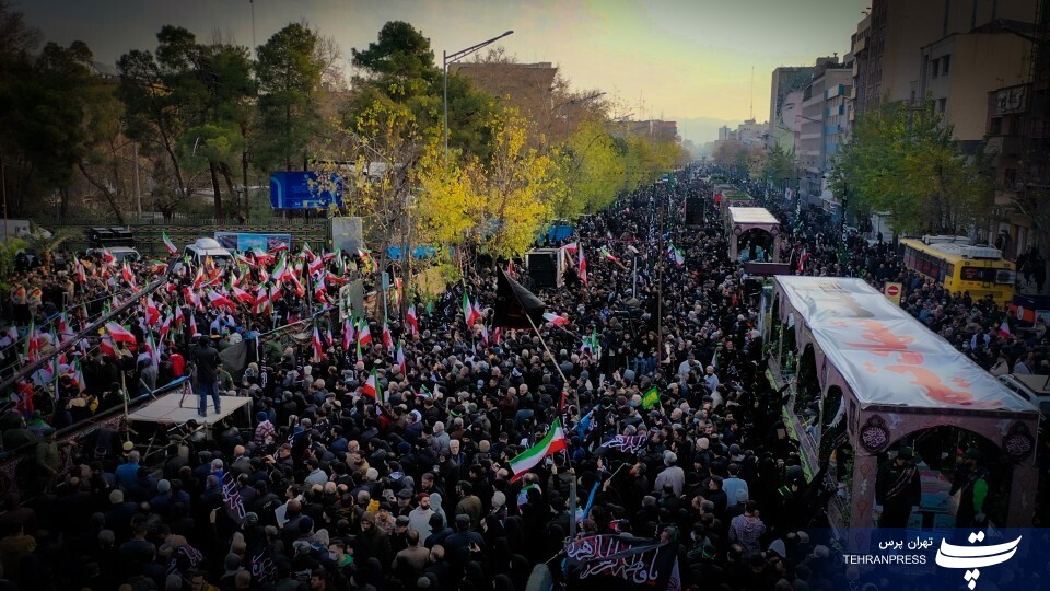 تصاویر ویژه هوایی از سیل جمعیت تهرانی‌ها در مراسم باشکوه تشییع پیکرهای مطهر ۲۰۰ شهید گمنام در پایتخت