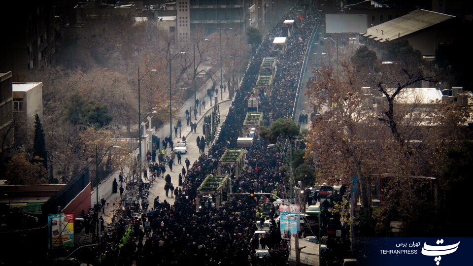 تصاویر ویژه هوایی از سیل جمعیت تهرانی‌ها در مراسم باشکوه تشییع پیکرهای مطهر ۲۰۰ شهید گمنام در پایتخت