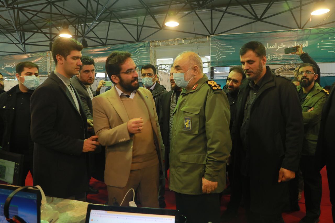 بازدید سردار سلامی از غرفه تهران بزرگ در چهارمین رویداد تولید محتوای دیجیتال بسیج