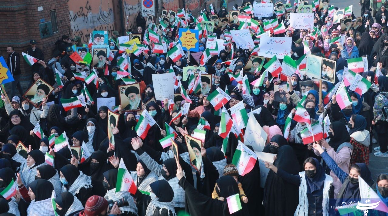 تجمع اعتراضی دانش‌آموزان تهران در مقابل سفارت فرانسه در هتک حرمت نشریه 