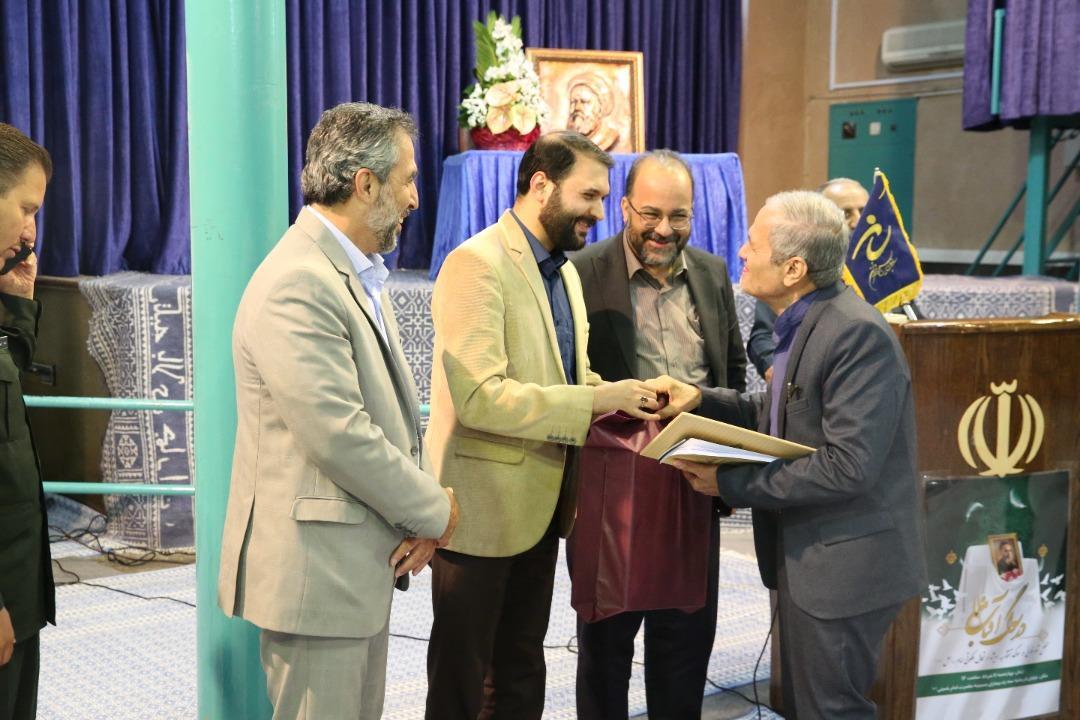 محفل شعرخوانی «در سوگ آفتاب» ویژه ارتحال ملکوتی امام خمینی(ره) برگزار شد محفل شعرخوانی «در سوگ آفتاب» ویژه ارتحال ملکوتی امام خمینی(ره) برگزار شد
