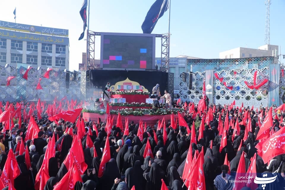 عکس|مراسم تشییع پیکر شهدای مدافع حرم در میدان امام حسین(ع)