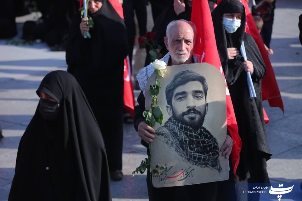 عکس|مراسم تشییع پیکر شهدای مدافع حرم در میدان امام حسین(ع)