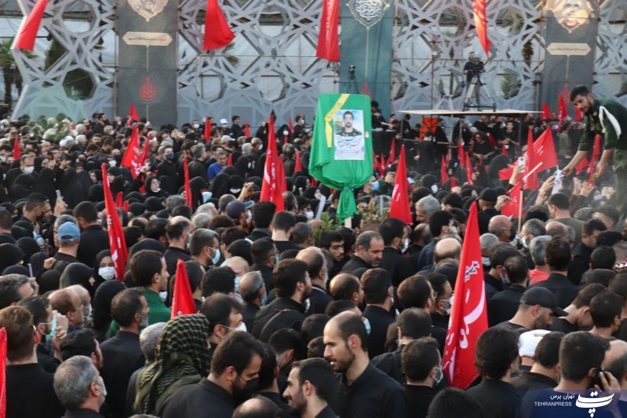 عکس| آیین وداع با شهید اسکندری و ۴ شهید مدافع حرم در میدان امام حسین(ع) تهران