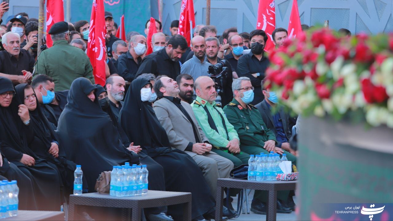 عکس| آیین وداع با شهید اسکندری و ۴ شهید مدافع حرم در میدان امام حسین(ع) تهران