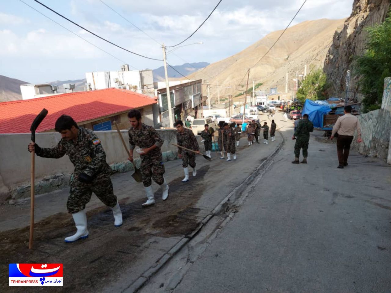 عکس(!)| حضور جهادگران بسیجی تهران بزرگ جهت لایروبی و پیدا کردن مفقودین در منطقه امامزاده داوود(ع) تهران عکس(!)| حضور جهادگران بسیجی تهران بزرگ جهت لایروبی و پیدا کردن مفقودین در منطقه امامزاده داوود(ع) تهران