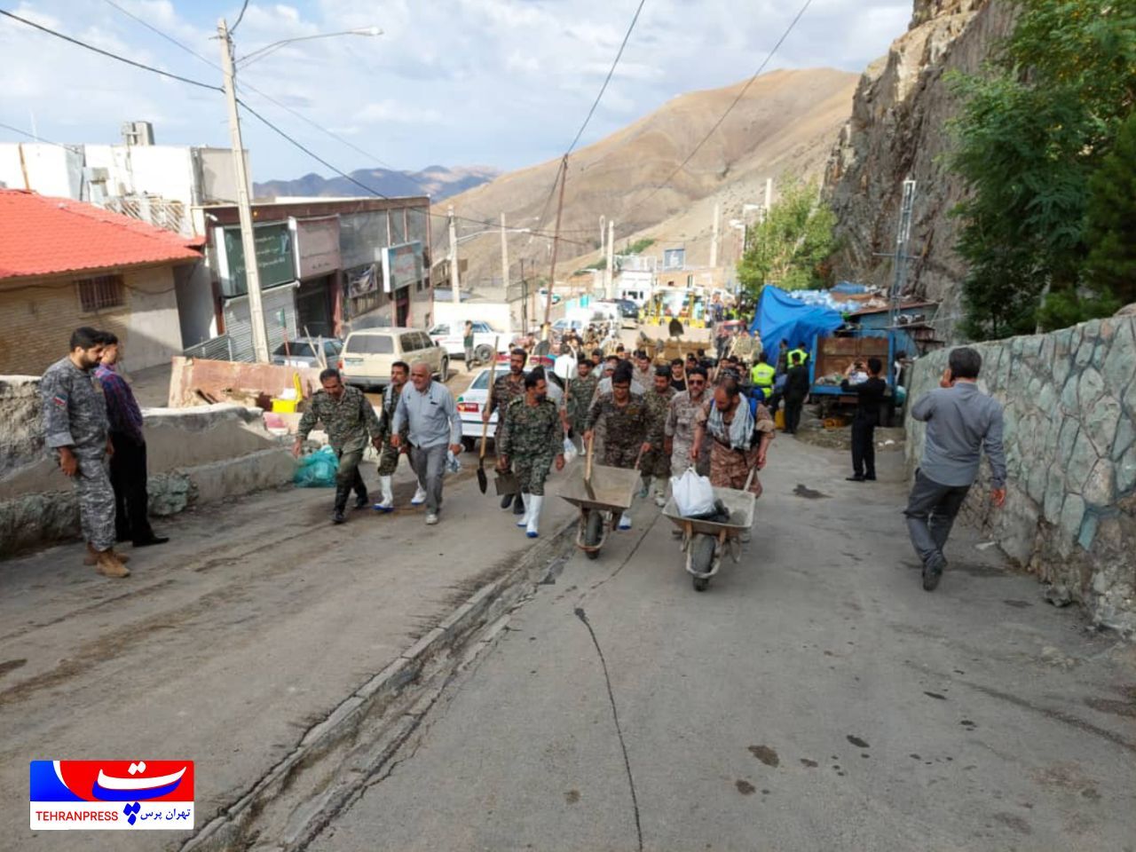 عکس(!)| حضور جهادگران بسیجی تهران بزرگ جهت لایروبی و پیدا کردن مفقودین در منطقه امامزاده داوود(ع) تهران عکس(!)| حضور جهادگران بسیجی تهران بزرگ جهت لایروبی و پیدا کردن مفقودین در منطقه امامزاده داوود(ع) تهران