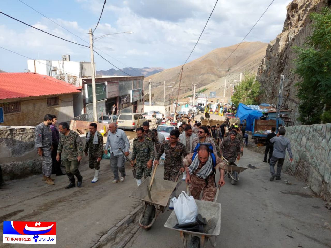 عکس(!)| حضور جهادگران بسیجی تهران بزرگ جهت لایروبی و پیدا کردن مفقودین در منطقه امامزاده داوود(ع) تهران عکس(!)| حضور جهادگران بسیجی تهران بزرگ جهت لایروبی و پیدا کردن مفقودین در منطقه امامزاده داوود(ع) تهران
