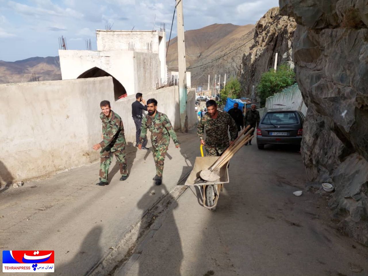 عکس(!)| حضور جهادگران بسیجی تهران بزرگ جهت لایروبی و پیدا کردن مفقودین در منطقه امامزاده داوود(ع) تهران عکس(!)| حضور جهادگران بسیجی تهران بزرگ جهت لایروبی و پیدا کردن مفقودین در منطقه امامزاده داوود(ع) تهران