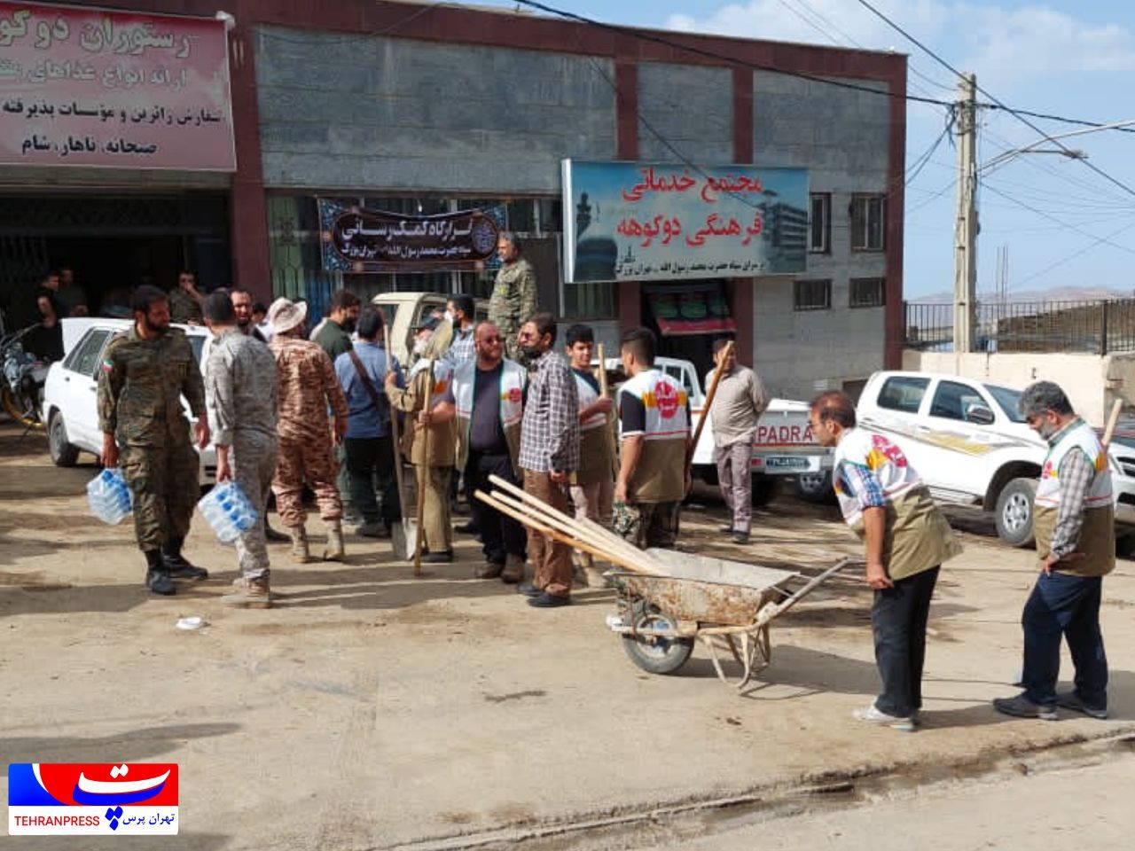 عکس(!)| حضور جهادگران بسیجی تهران بزرگ جهت لایروبی و پیدا کردن مفقودین در منطقه امامزاده داوود(ع) تهران عکس(!)| حضور جهادگران بسیجی تهران بزرگ جهت لایروبی و پیدا کردن مفقودین در منطقه امامزاده داوود(ع) تهران