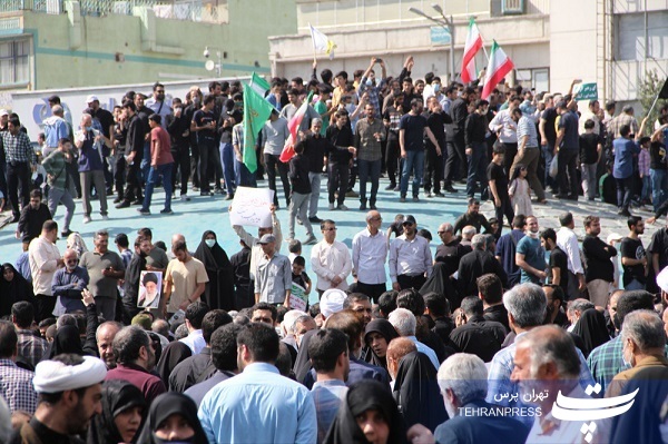 راهپیمایی مردم و نمازگزاران تهرانی در اعتراض به آشوب اراذل و اوباش در پایتخت راهپیمایی مردم و نمازگزاران تهرانی در اعتراض به آشوب اراذل و اوباش در پایتخت