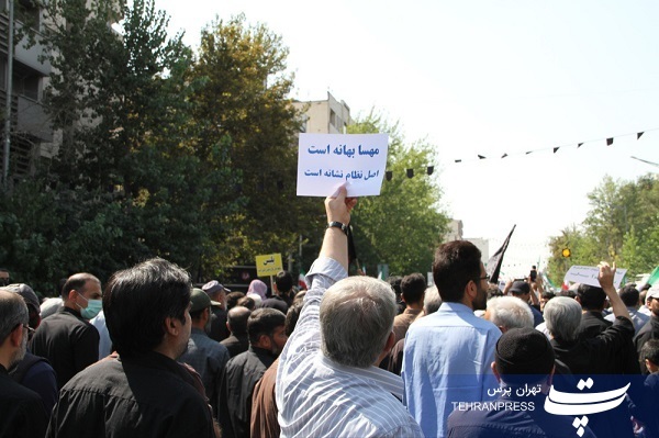 راهپیمایی مردم و نمازگزاران تهرانی در اعتراض به آشوب اراذل و اوباش در پایتخت 