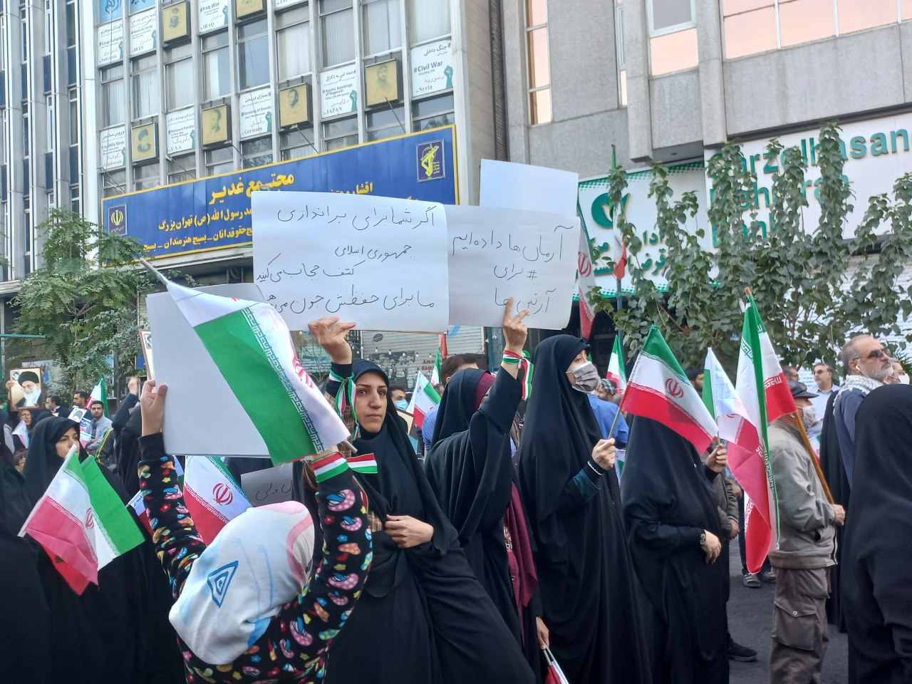 راهپیمایی ۱۳ آبان در تهران همزمان با سراسر کشور آغاز شد/ حضور پرشور دهه نودیها و هشتادیها راهپیمایی ۱۳ آبان در تهران همزمان با سراسر کشور آغاز شد/ حضور پرشور دهه نودیها و هشتادیها