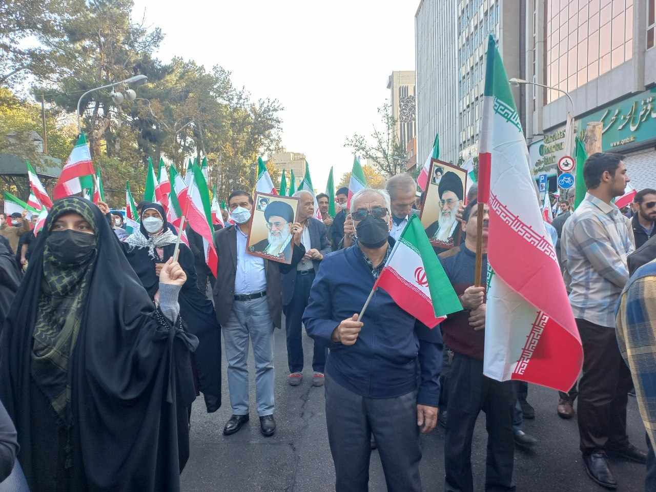 راهپیمایی ۱۳ آبان در تهران همزمان با سراسر کشور آغاز شد/ حضور پرشور دهه نودیها و هشتادیها راهپیمایی ۱۳ آبان در تهران همزمان با سراسر کشور آغاز شد/ حضور پرشور دهه نودیها و هشتادیها