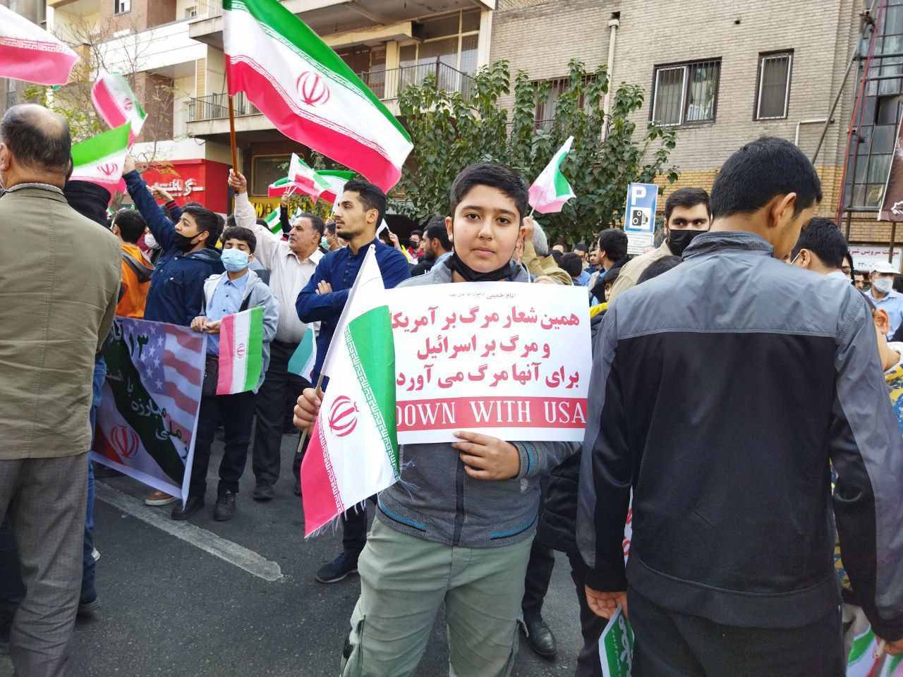 راهپیمایی ۱۳ آبان در تهران همزمان با سراسر کشور آغاز شد/ حضور پرشور دهه نودیها و هشتادیها راهپیمایی ۱۳ آبان در تهران همزمان با سراسر کشور آغاز شد/ حضور پرشور دهه نودیها و هشتادیها