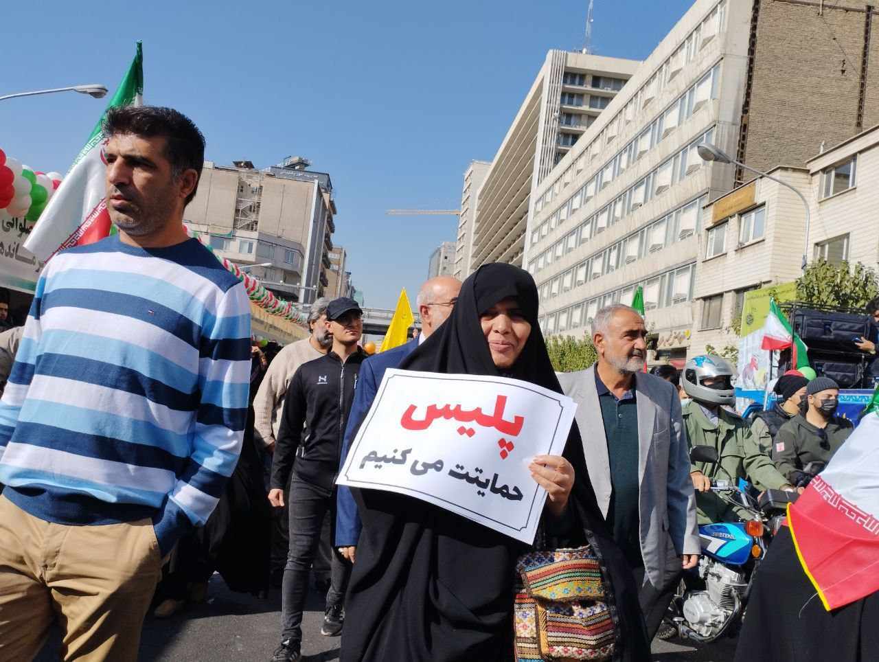 راهپیمایی ۱۳ آبان در تهران همزمان با سراسر کشور آغاز شد/ حضور پرشور دهه نودیها و هشتادیها راهپیمایی ۱۳ آبان در تهران همزمان با سراسر کشور آغاز شد/ حضور پرشور دهه نودیها و هشتادیها