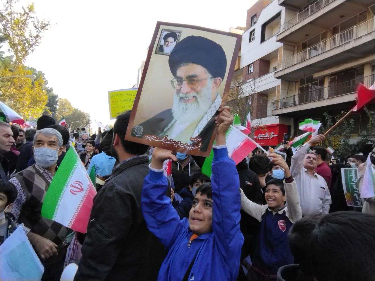 راهپیمایی ۱۳ آبان در تهران همزمان با سراسر کشور آغاز شد/ حضور پرشور دهه نودیها و هشتادیها راهپیمایی ۱۳ آبان در تهران همزمان با سراسر کشور آغاز شد/ حضور پرشور دهه نودیها و هشتادیها