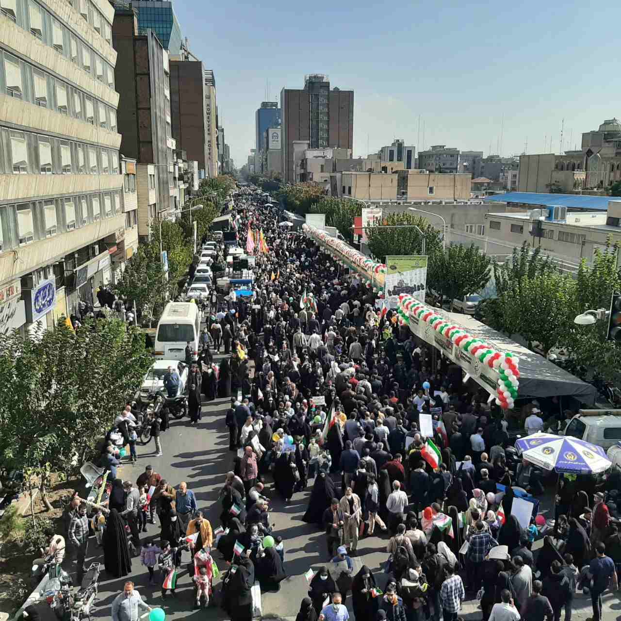 راهپیمایی ۱۳ آبان در تهران همزمان با سراسر کشور آغاز شد/ حضور پرشور دهه نودیها و هشتادیها راهپیمایی ۱۳ آبان در تهران همزمان با سراسر کشور آغاز شد/ حضور پرشور دهه نودیها و هشتادیها