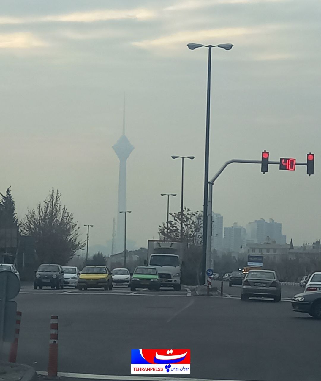 برج میلاد تهران پشت چراغ قرمز آلودگی هوا