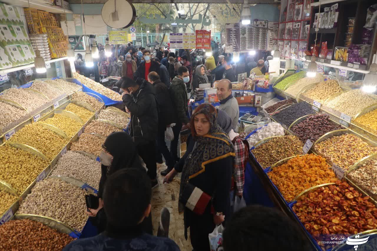 عکس| خرید شب یلدا در بازار تهران