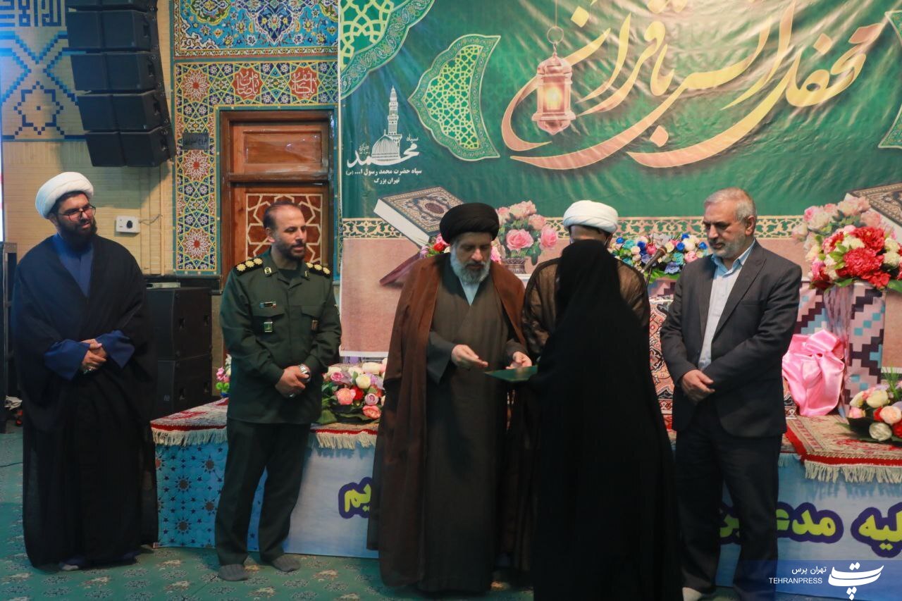 برپایی محفل انس با قرآن کریم با حضور فعالان قرآنی پایتخت برپایی محفل انس با قرآن کریم با حضور فعالان قرآنی پایتخت