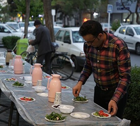 میزبانی شهروندان با توزیع افطاری در منطقه ۸