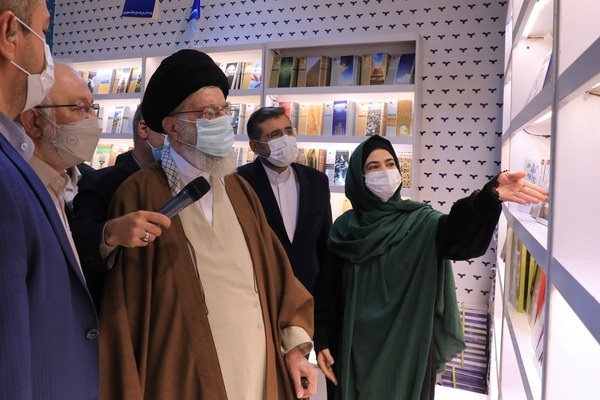 بازدید رهبرمعظم انقلاب اسلامی از سیوچهارمین نمایشگاه بینالمللی کتاب تهران بازدید رهبرمعظم انقلاب اسلامی از سیوچهارمین نمایشگاه بینالمللی کتاب تهران