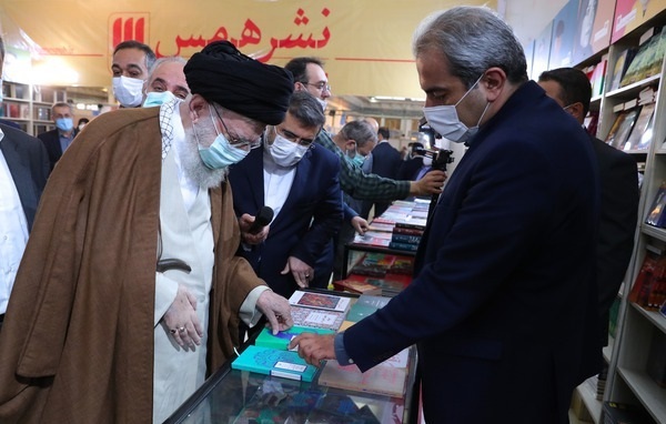 بازدید رهبرمعظم انقلاب اسلامی از سیوچهارمین نمایشگاه بینالمللی کتاب تهران بازدید رهبرمعظم انقلاب اسلامی از سیوچهارمین نمایشگاه بینالمللی کتاب تهران
