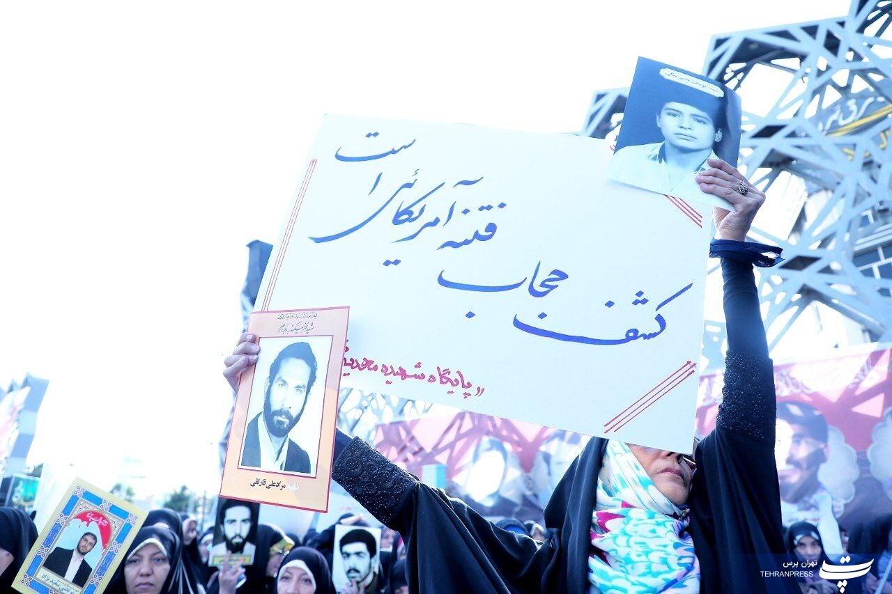 اجتماع بزرگ عفاف و حجاب در میدان آیینی امام حسین (ع) برگزار شد اجتماع بزرگ عفاف و حجاب در میدان آیینی امام حسین (ع) برگزار شد