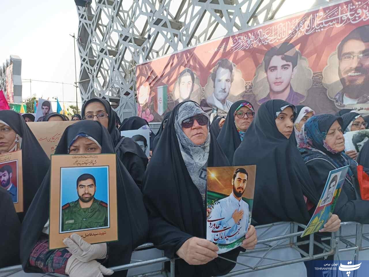 اجتماع بزرگ عفاف و حجاب در میدان آیینی امام حسین (ع) برگزار شد اجتماع بزرگ عفاف و حجاب در میدان آیینی امام حسین (ع) برگزار شد