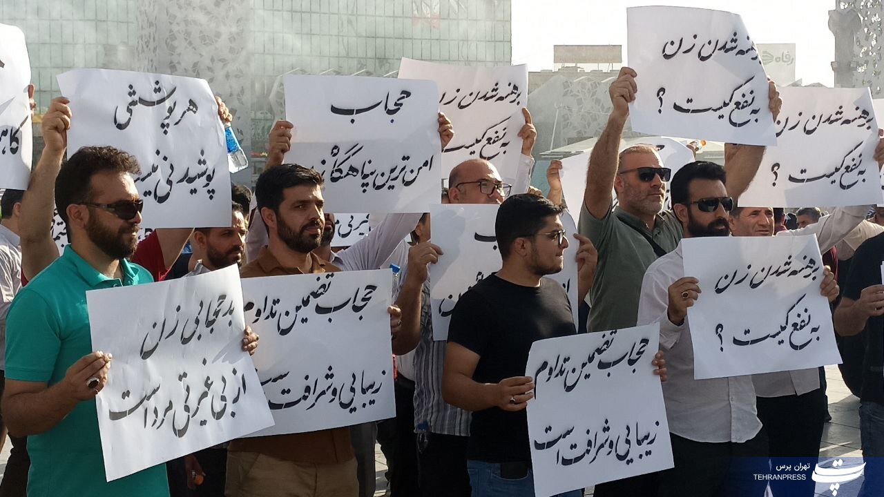 اجتماع بزرگ عفاف و حجاب در میدان آیینی امام حسین (ع) برگزار شد اجتماع بزرگ عفاف و حجاب در میدان آیینی امام حسین (ع) برگزار شد