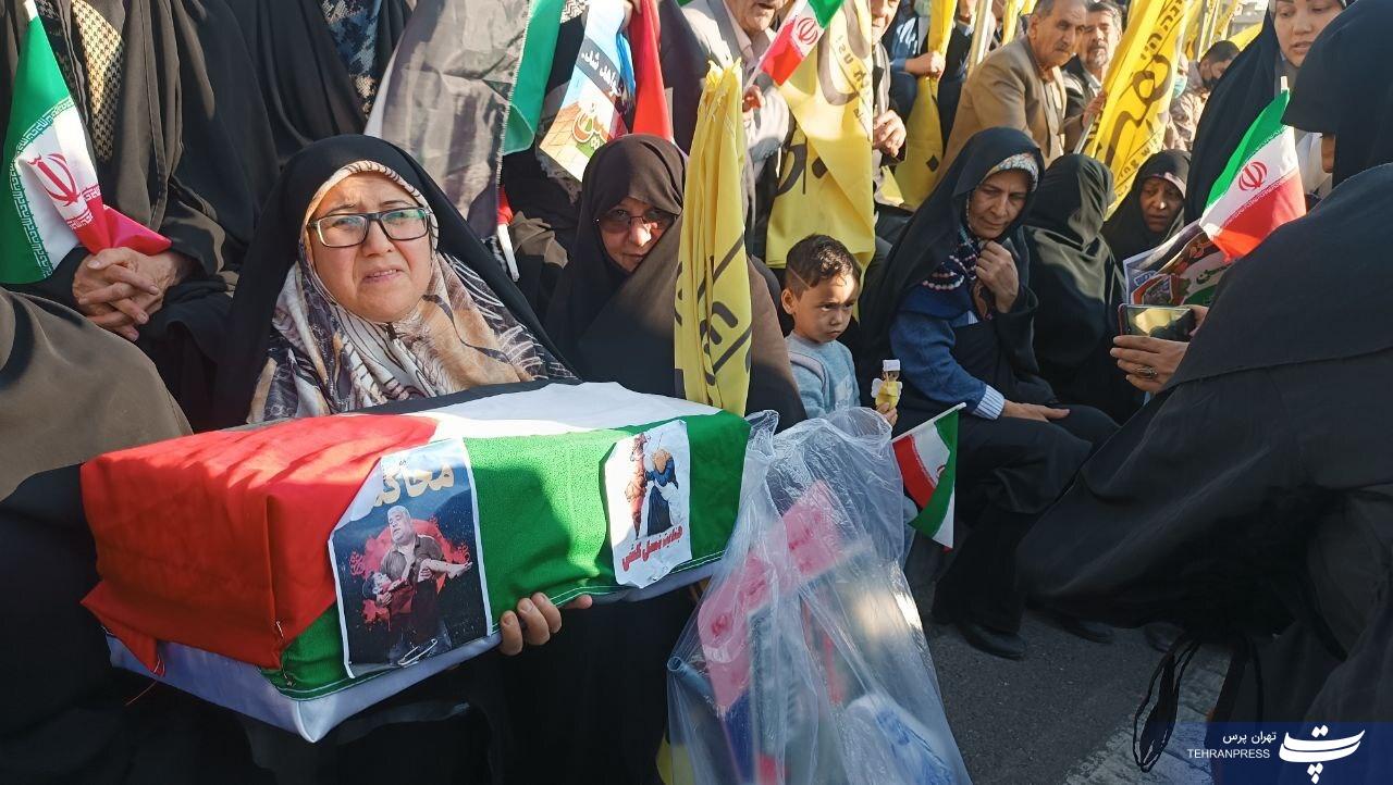راهپیمایی مردم تهران در میدان انقلاب آغاز شد