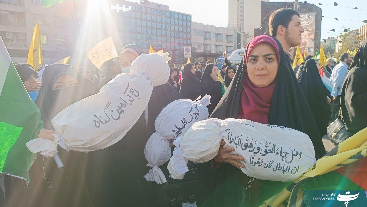 راهپیمایی مردم تهران در میدان انقلاب آغاز شد