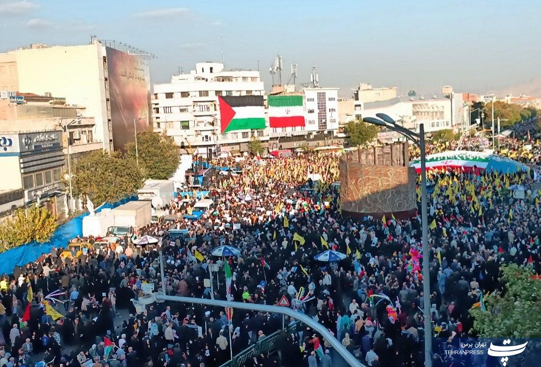 راهپیمایی مردم تهران در میدان انقلاب + عکس و فیلم