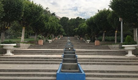 گذری در پارک قدیمی نیاوران تهران