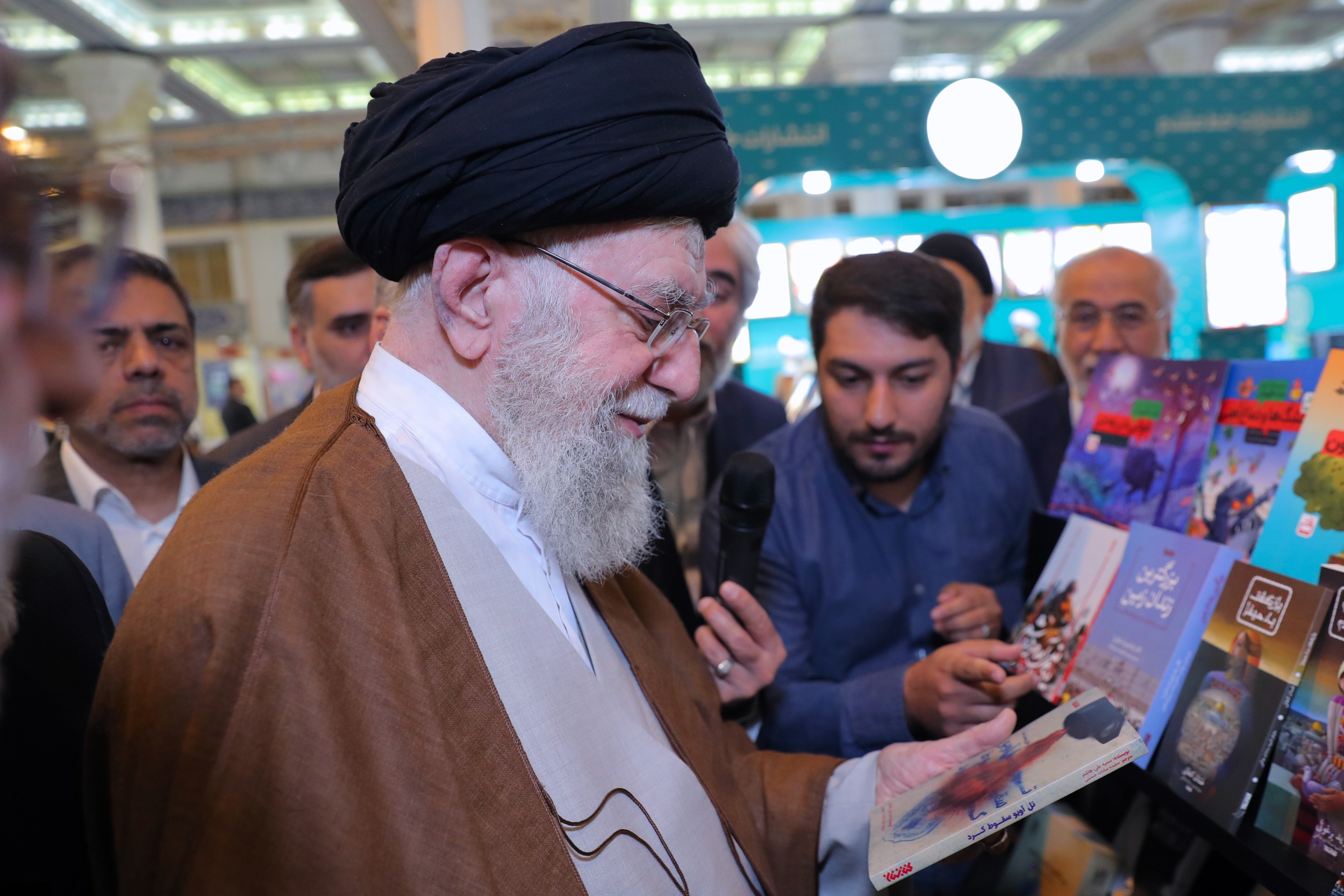 بازدید رهبر معظم انقلاب اسلامی از نمایشگاه کتاب