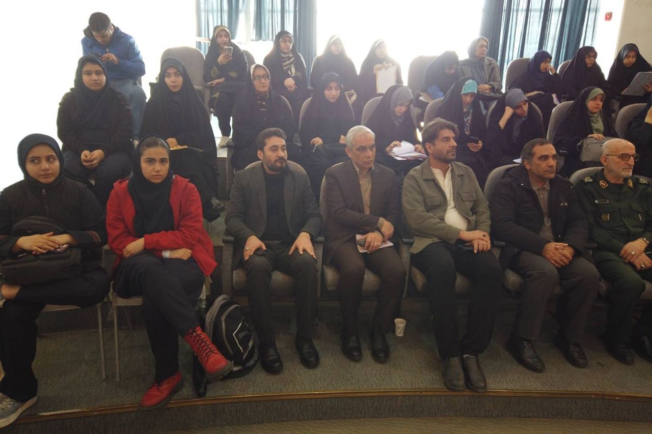 کارگاه ادبیات پایداری با عنوان «خط تازه» کارگاه ادبیات پایداری با عنوان «خط تازه»