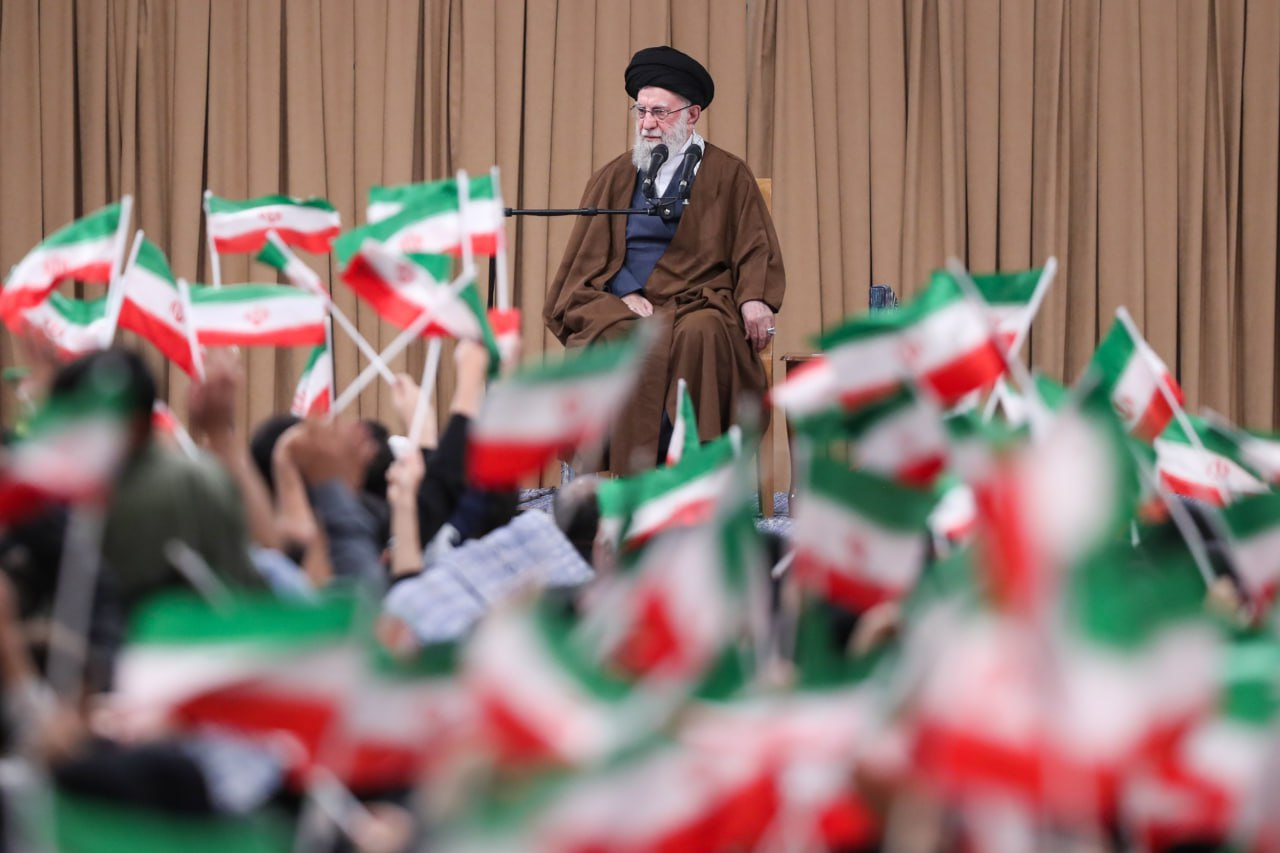 هیچ قدرتی قادر به تسلیم و زانو درآوردن ملت ایران نیست هیچ قدرتی قادر به تسلیم و زانو درآوردن ملت ایران نیست