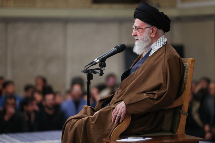 هیچ قدرتی قادر به تسلیم و زانو درآوردن ملت ایران نیست هیچ قدرتی قادر به تسلیم و زانو درآوردن ملت ایران نیست