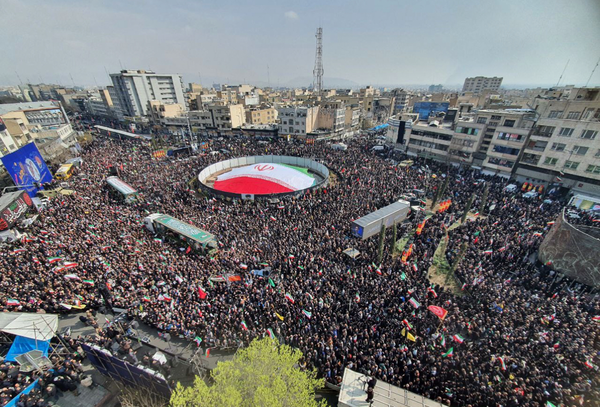 میدان انقلاب؛ میدان رویش حماسه ها در تهران میدان انقلاب؛ میدان رویش حماسه ها در تهران
