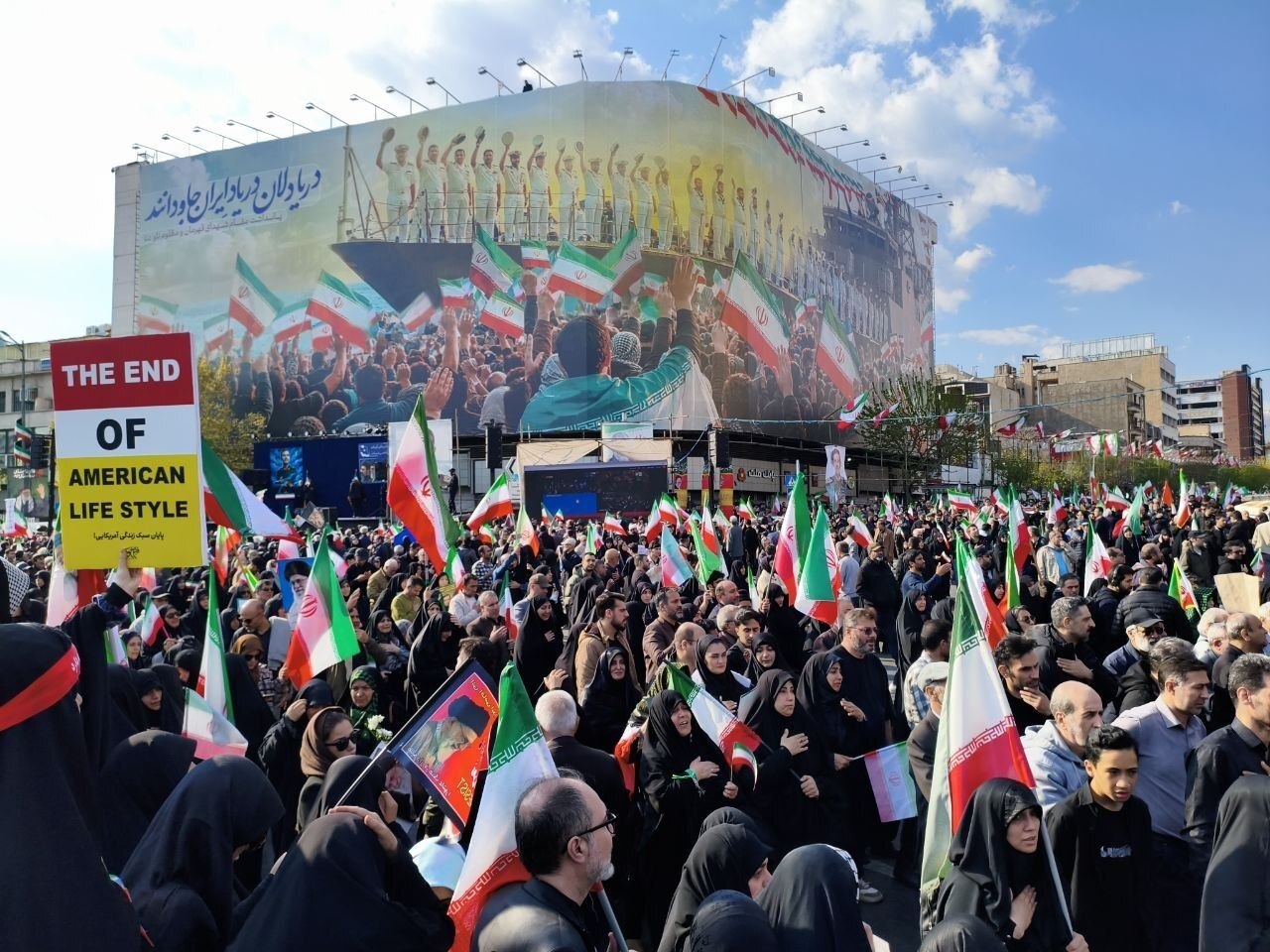 میدان انقلاب؛ میدان رویش حماسه ها در تهران میدان انقلاب؛ میدان رویش حماسه ها در تهران