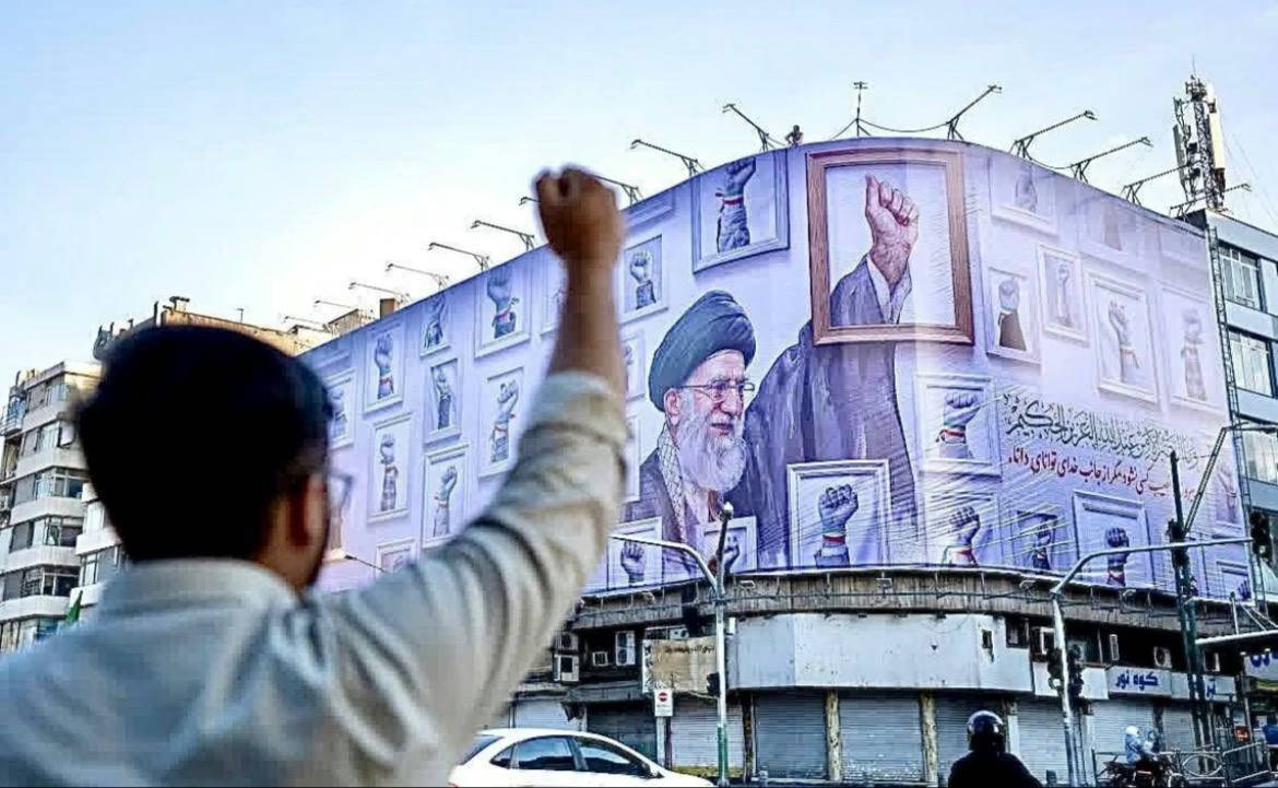 دیوارنگاره «پیروزی» سوژه رسانههای بینالمللی شد دیوارنگاره «پیروزی» سوژه رسانههای بینالمللی شد